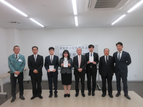 社長+幹部+新卒3人①.JPG